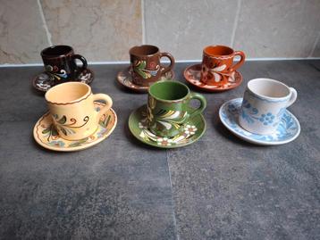 6x Vintage gekleurde handbeschilderde kopjes met schoteltjes beschikbaar voor biedingen