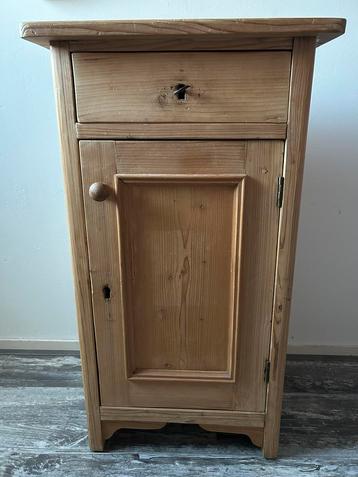 Oud grenen nachtkastje beschikbaar voor biedingen