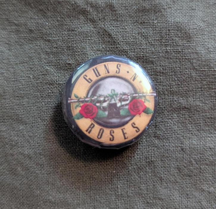 Guns 'n Roses Band button – 25mm button / speld / pin, Verzamelen, Speldjes, Pins en Buttons, Nieuw, Button, Overige onderwerpen