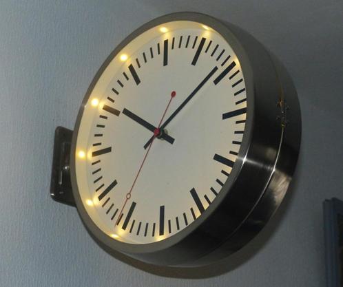 Stations klok met licht erin,  28 cm. Geheel metaal., Huis en Inrichting, Woonaccessoires | Klokken, Zo goed als nieuw, Wandklok