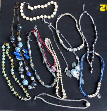 Mooi lot juwelen halssnoeren hangers en armbanden  beschikbaar voor biedingen