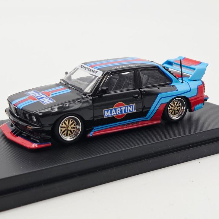 Street Weapon BMW E30 *Martini*, black/red/blue, Hobby en Vrije tijd, Modelauto's | Overige schalen, Nieuw, Ophalen of Verzenden
