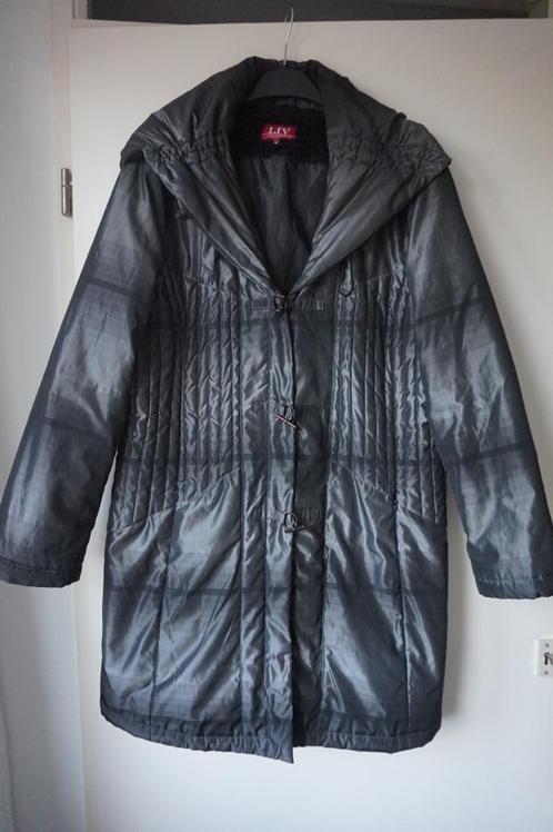 LIV glanzende lange jas grijs zwart maat 44 - 46 - 48, Kleding | Dames, Jassen | Winter, Zo goed als nieuw, Maat 46/48 (XL) of groter