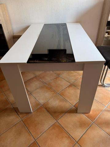Moderne eettafel in wit met zwart glazen inzetstuk beschikbaar voor biedingen