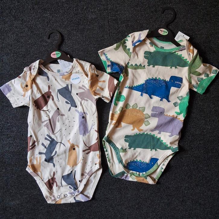 2 nieuwe leuke rompers dino's en hondjes, Kinderen en Baby's, Kinderkleding | Maat 98, Nieuw, Jongen of Meisje, Nacht- of Onderkleding