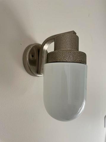 Oud Bauhaus / Art Deco wandlampje – opaalglas – jaren 30 beschikbaar voor biedingen