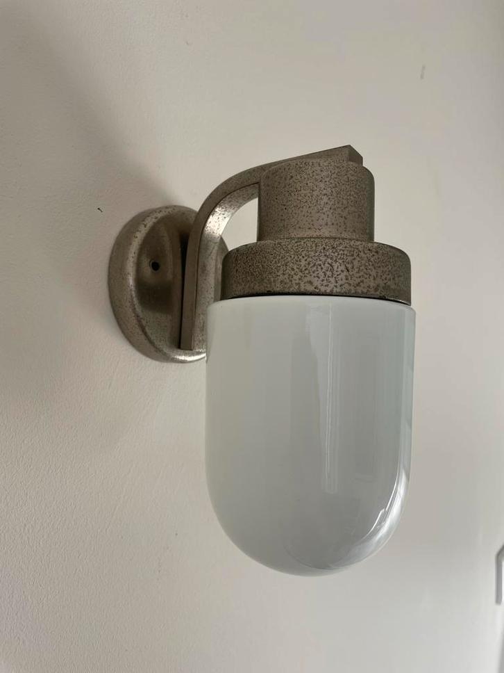 Oud Bauhaus / Art Deco wandlampje – opaalglas – jaren 30, Huis en Inrichting, Lampen | Wandlampen, Gebruikt, Glas, Metaal, Ophalen of Verzenden