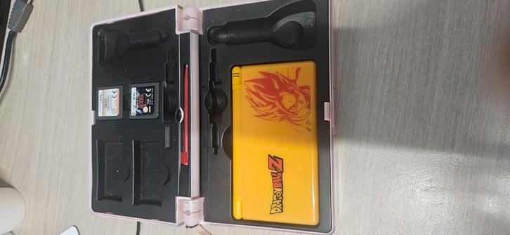 Nintendo DS lite (Dragonball Z cover) + 2 games & hardcase, Spelcomputers en Games, Spelcomputers | Nintendo 2DS en 3DS, Zo goed als nieuw