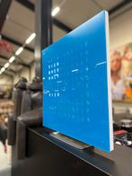 Nieuw Qlocktwo Earth Woordklok design klok Blauw 45x45, Huis en Inrichting, Woonaccessoires | Klokken, Wandklok, Digitaal, Nieuw