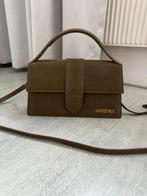 Jacquemus grand bambino olive suede, Sieraden, Tassen en Uiterlijk, Tassen | Damestassen, Ophalen of Verzenden, Nieuw