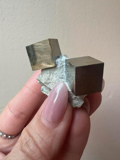 Supergave pyriet kubussen op matrix, Verzamelen, Mineralen en Fossielen, Mineraal, Ophalen of Verzenden