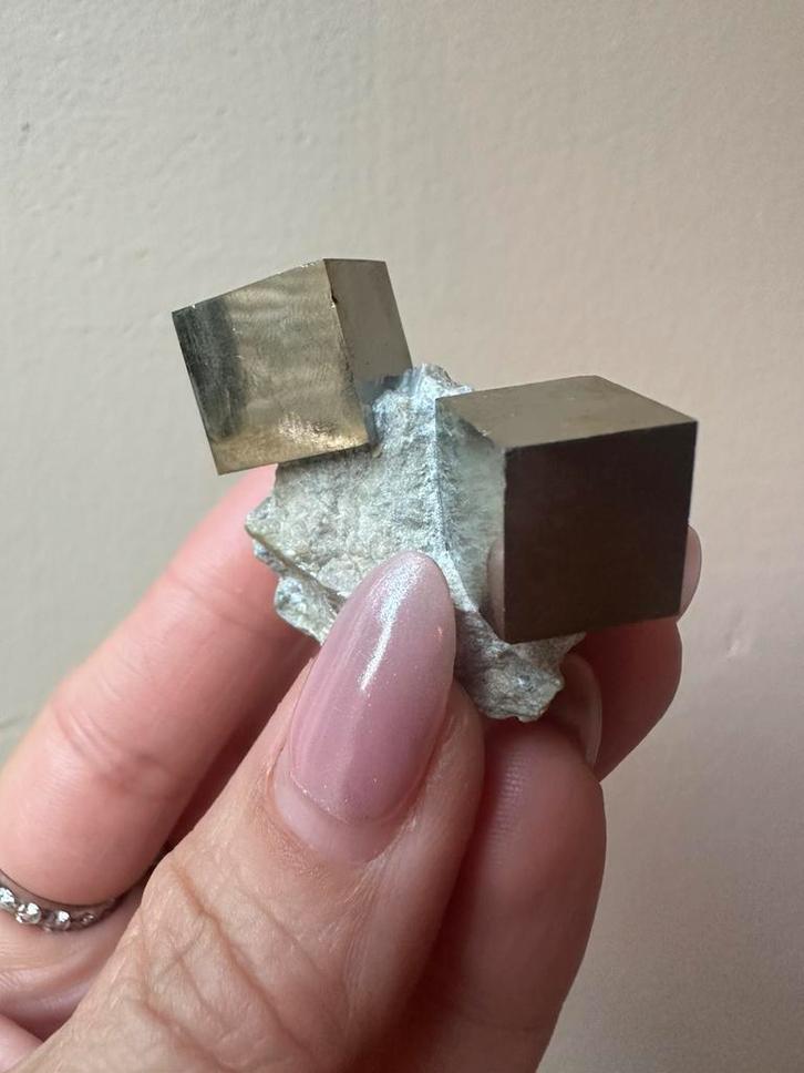 Supergave pyriet kubussen op matrix, Verzamelen, Mineralen en Fossielen, Mineraal, Ophalen of Verzenden