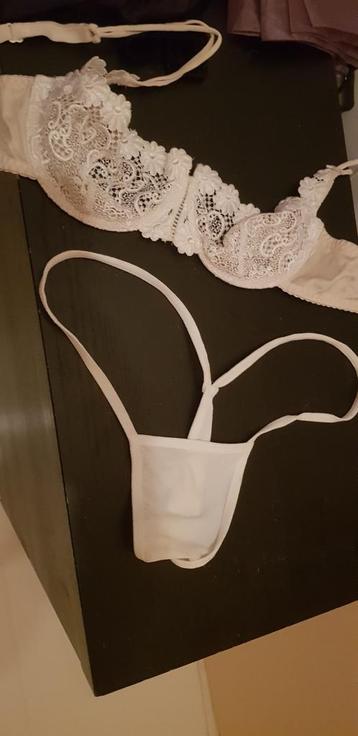 Mooi (gebroken) wit kanten setje
BH 75C
/ string S beschikbaar voor biedingen
