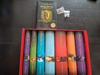 Engelse Harry Potter box + Huffelpuf boek 1 & Pins, Ophalen of Verzenden, Zo goed als nieuw