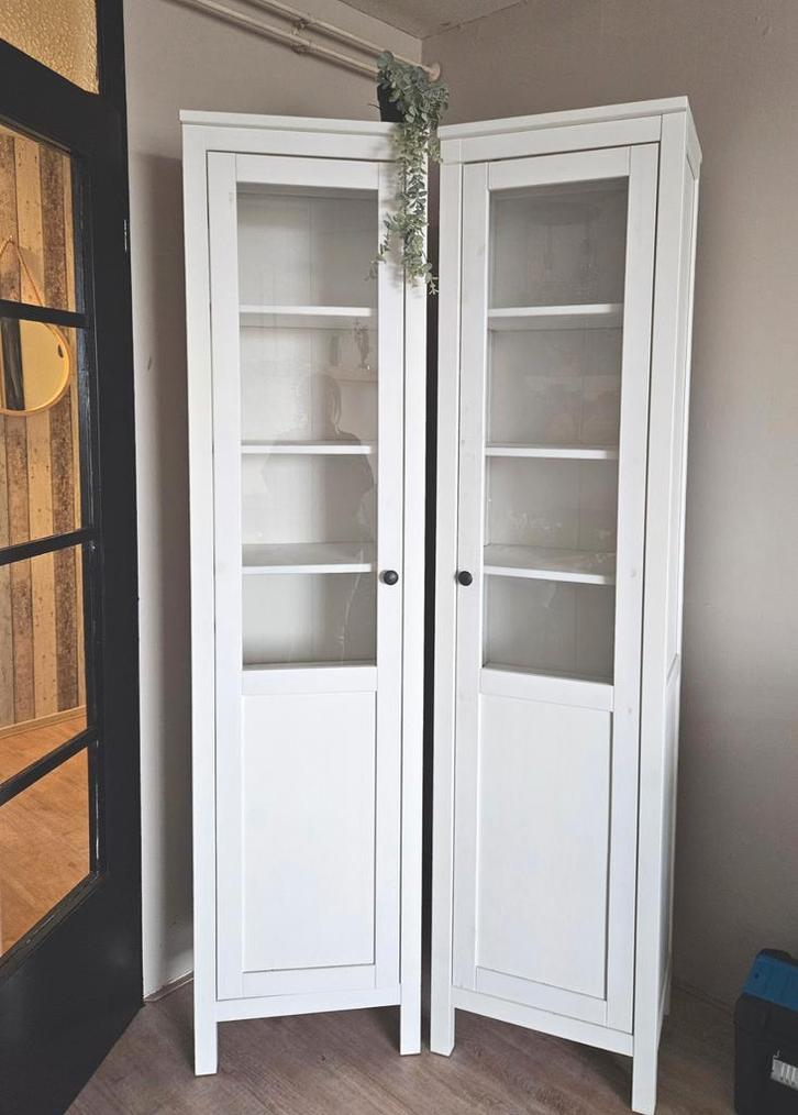 2 nette, witte Hemnes vitrine kasten, Huis en Inrichting, Kasten | Vitrinekasten, Zo goed als nieuw, 50 tot 100 cm, 25 tot 50 cm
