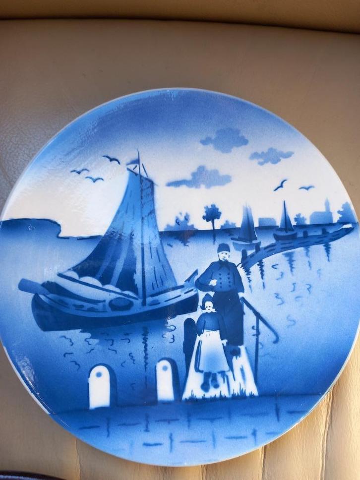 Decoratief wandbord havenzicht met visser dochter en boten, Antiek en Kunst, Antiek | Wandborden en Tegels, Ophalen of Verzenden