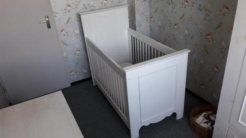 Babykamer 2delig bedje en commode massief grenen whitewash, Kinderen en Baby's, Kinderkamer | Commodes en Kasten, Zo goed als nieuw