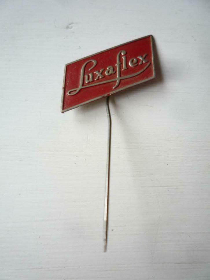 Luxaflex Rood Metalen Speldje Speld Metaal, Verzamelen, Speldjes, Pins en Buttons, Gebruikt, Speldje of Pin, Merk, Ophalen of Verzenden