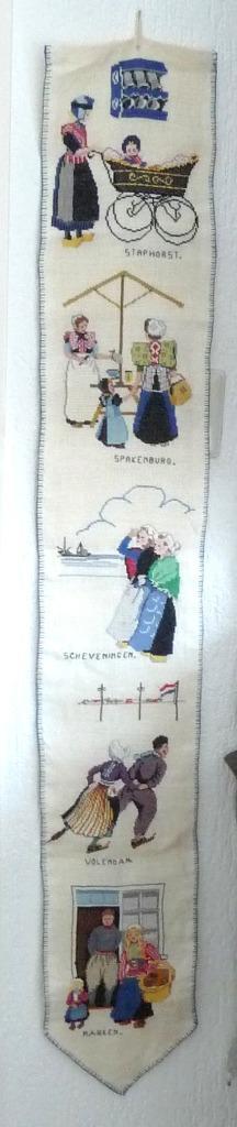 MOOI GEBORDUURD SCHELLEKOORD MET KLEDERDRACHT ALS NIEUW beschikbaar voor biedingen