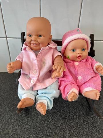 2 oude poppen op een bankje . beschikbaar voor biedingen