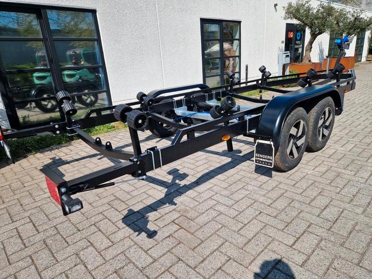 SENGERS VL2700-700 BLACK EDITION, Watersport en Boten, Boottrailers, Zo goed als nieuw, Overige typen, 6 tot 9 meter, Ophalen