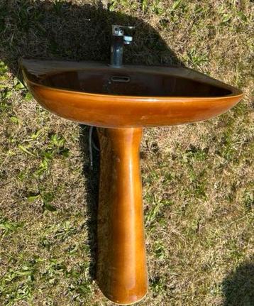 Vintage goud hruine wastafel met zuil beschikbaar voor biedingen