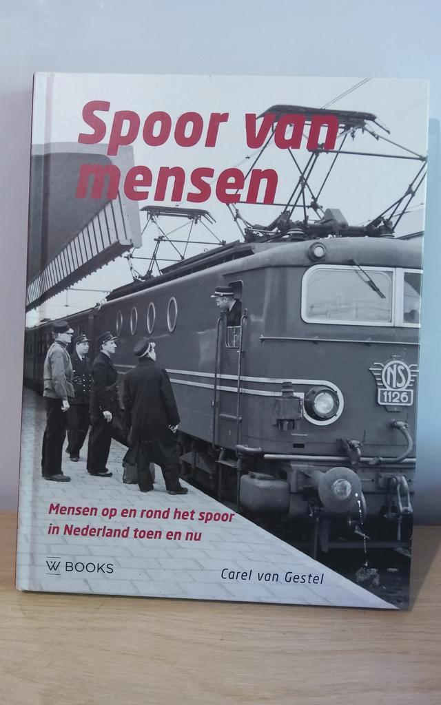 Spoor van mensen - Carel van Gestel - Treinen in Nederland, Verzamelen, Spoorwegen en Tramwegen, Ophalen of Verzenden