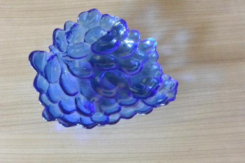 Blauwe druiventrossigevormige glazen schaal., Huis en Inrichting, Woonaccessoires | Schalen en Manden, Nieuw, Schaal, Rond, Glas