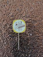 Sp 1858 Medinos Speldje - Hond met Doos, Ophalen of Verzenden, Gebruikt, Dier of Natuur, Speldje of Pin