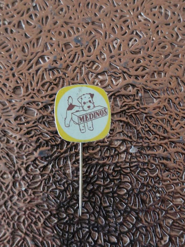 Sp 1858 Medinos Speldje - Hond met Doos, Verzamelen, Speldjes, Pins en Buttons, Gebruikt, Speldje of Pin, Dier of Natuur, Ophalen of Verzenden