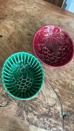 Twee oude aardewerk puddingvormen met druiventros rood groen, Ophalen of Verzenden