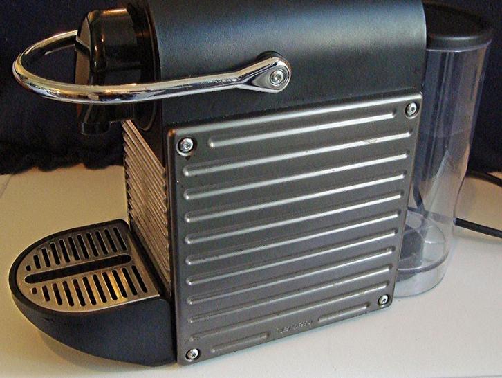 Nespresso Krups Pixie (Electric Titanium), Witgoed en Apparatuur, Koffiezetapparaten, Zo goed als nieuw, Koffiemachine, Afneembaar waterreservoir