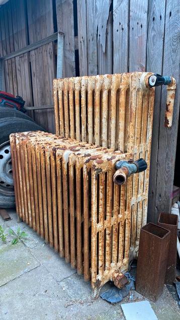 Twee gietijzeren radiatoren vintage beschikbaar voor biedingen
