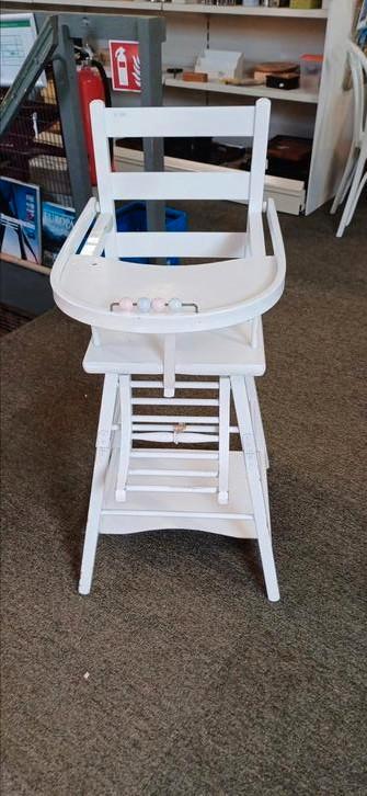 Mooi brocante kinderstoel beschikbaar voor biedingen