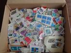 doos postzegels NEDERLAND op papier/ kilowaar, Postzegels en Munten, Postzegels | Volle albums en Verzamelingen, Nederland, Verzenden
