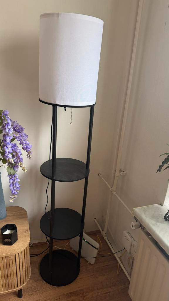 Leen Bakker Vloerlamp met plankjes, Huis en Inrichting, Lampen | Vloerlampen, Zo goed als nieuw, 150 tot 200 cm, Metaal, Ophalen