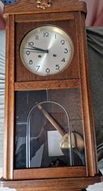 Houten wandklok met glas in lood., Antiek en Kunst, Antiek | Klokken, Ophalen
