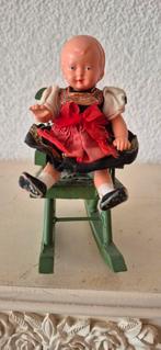 Celluloid Popje op Schommelstoel, Verzamelen, Poppenhuizen en Toebehoren, Ophalen of Verzenden, Poppenhuis