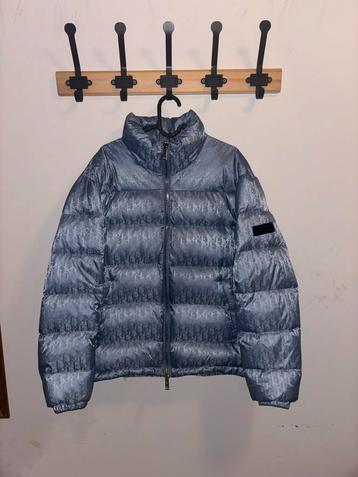 Dior Puffer Jacket – Babyblauw – Maat S – High-End Luxury beschikbaar voor biedingen