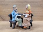Vintage beeldje oude man en vrouw/ opa en oma op een bankje, Verzamelen, Beelden en Beeldjes, Ophalen of Verzenden, Zo goed als nieuw