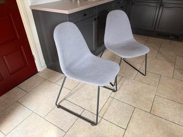 2 licht Grijze Stoelen beschikbaar voor biedingen
