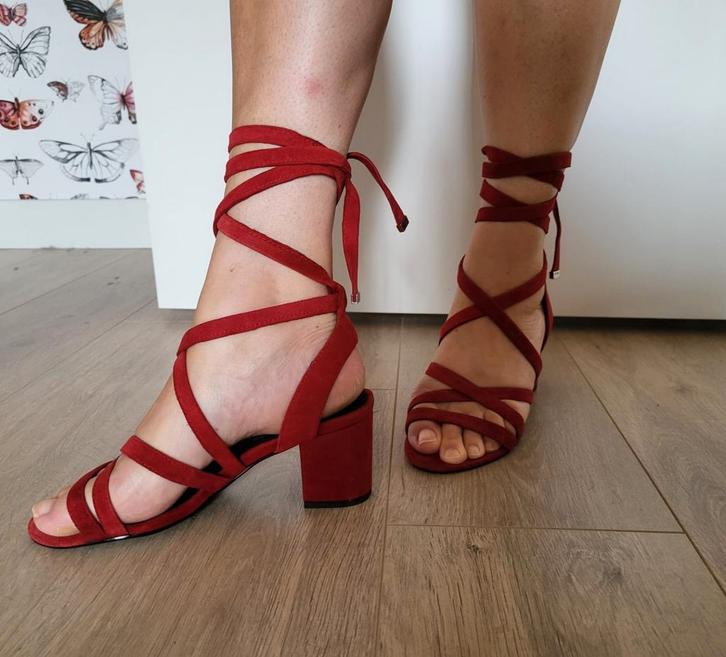 Rode suède Sandaal Sacha 38, Kleding | Dames, Schoenen, Zo goed als nieuw, Sandalen of Muiltjes, Rood, Ophalen of Verzenden