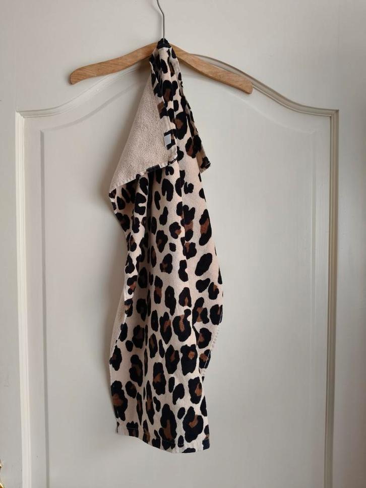 2x Handdoek/Beige/luipaard dessin /H&M, Huis en Inrichting, Badkamer | Badtextiel en Accessoires, Gebruikt, Handdoek, Ophalen