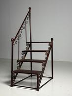 Bibliotheektrap metaal klassiek, Ophalen