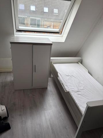 Kinderbed met bijhorende kast 