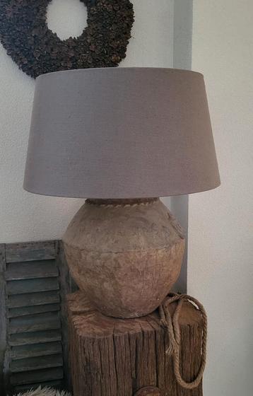 Kruiklamp met grote taupe kap beschikbaar voor biedingen