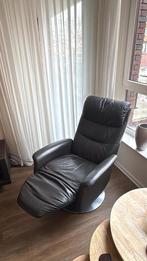 Sta-op-stoel - Zo goed als nieuw!, Huis en Inrichting, Fauteuils, Ophalen, Zo goed als nieuw, Moderne relax-/sta‑op fauteuil in een vrij tijdloze stijl.