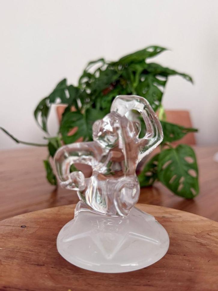 glazen beeldje van een aap op een ster, Verzamelen, Beelden en Beeldjes, Zo goed als nieuw, Dier, Ophalen of Verzenden