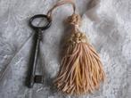Brocante Oude Sleutel met Roze Kwast / Sleutelkwast, Verzenden
