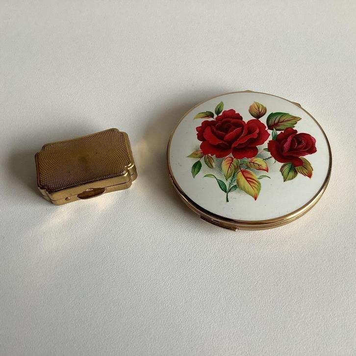 Combi vintage Stratton poederdoosje en pillendoosje, Antiek en Kunst, Curiosa en Brocante, Ophalen of Verzenden